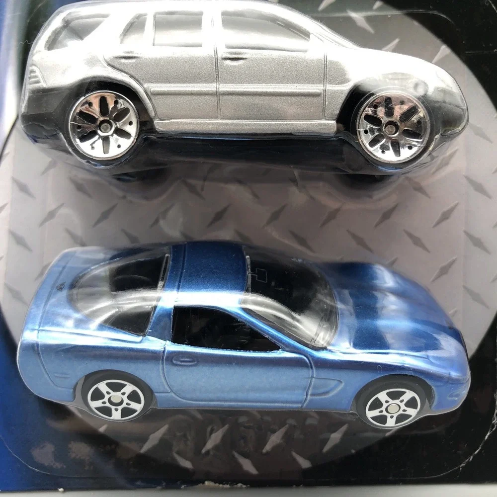 Maisto Double Value Pack Blue Corvette &‎ Silver Hummer Diecast 1/64 Scale